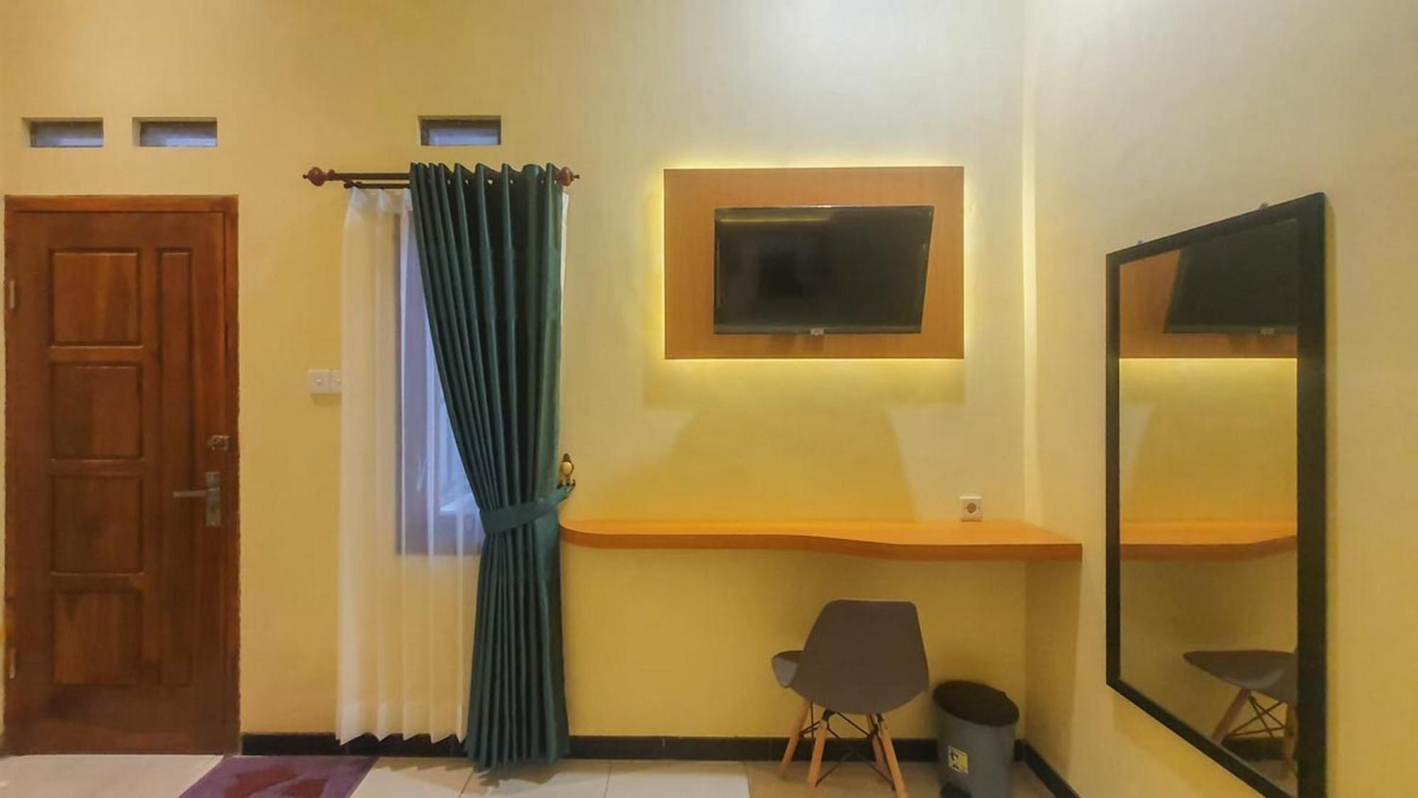 Urbanview Hotel Sakura Kampung Inggris Pare By Reddoorz Ngoại thất bức ảnh