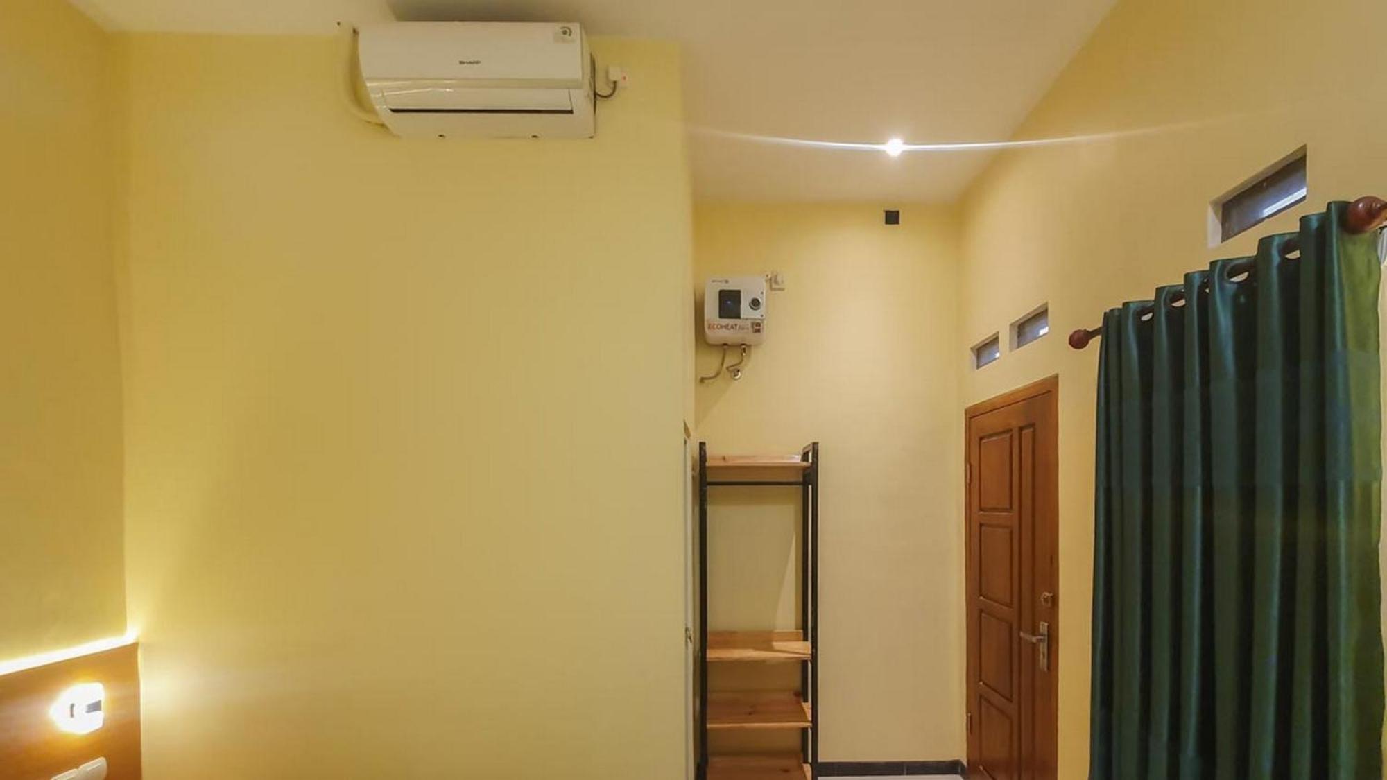 Urbanview Hotel Sakura Kampung Inggris Pare By Reddoorz Ngoại thất bức ảnh